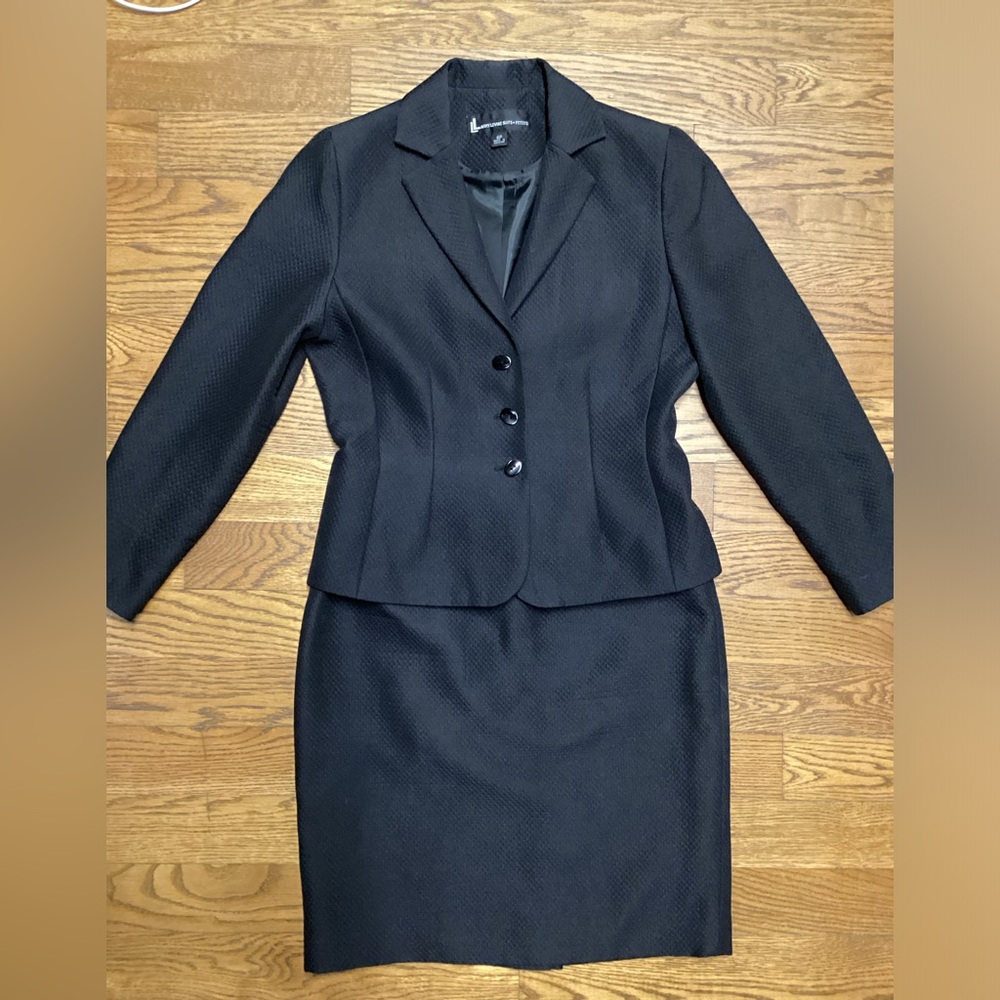 Larry Leivine Suits Ladies 2 piece Officewear jacket and skirt Black 8 petite